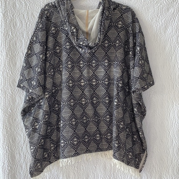 Alternative Hoodie Printed Poncho - Picture 3 of 10